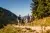 Ihr seht eine Familie beim Wandern bei schönem Wetter in den Bergen im Mariazeller Land.