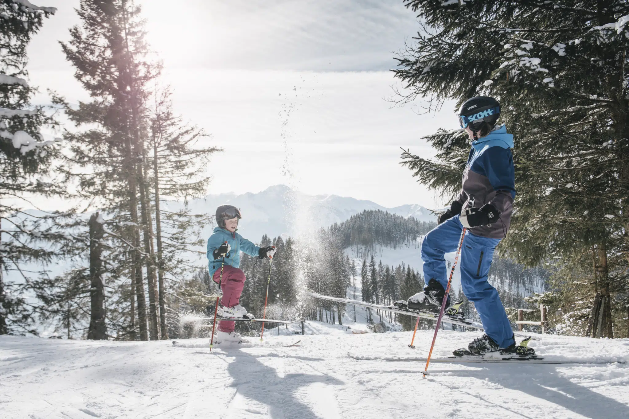 Ihr seht eine Familie im Skigebiet Kaiserau, die Spaß hat im Schnee. JUFA Hotels bietet erholsamen Familienurlaub und einen unvergesslichen Winterurlaub.