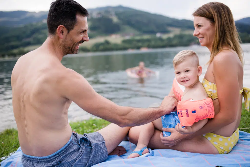 Familie am Stubenbergsee im Sommer