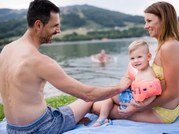 Familie am Stubenbergsee im Sommer