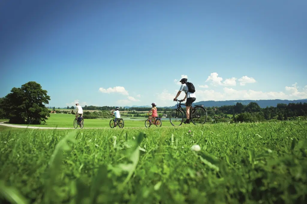 Ihr seht eine Familie mit Kindern beim Radausflug im Allgäu.