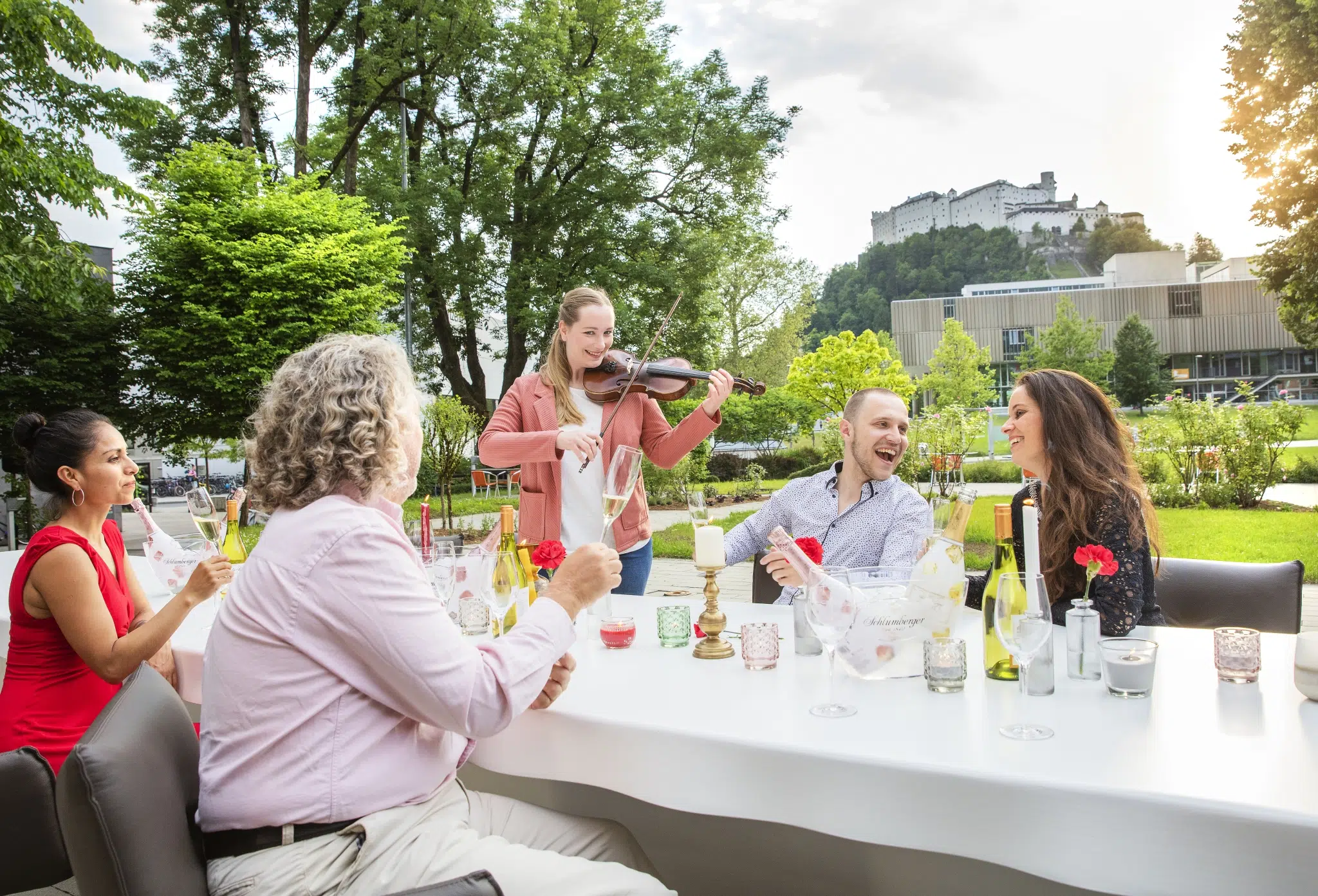 Ihr seht eine Feier am Tisch mit Musik im JUFA Hotel Salzburg City. Der Ort für erholsamen Familienurlaub und einen unvergesslichen Winter- und Wanderurlaub.