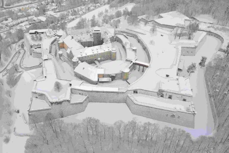 Ihr seht die Festung Rosenberg in Kronach aus der Vogelperspektive im Winter. JUFA Hotels bietet kinderfreundlichen und erlebnisreichen Urlaub für die ganze Familie.