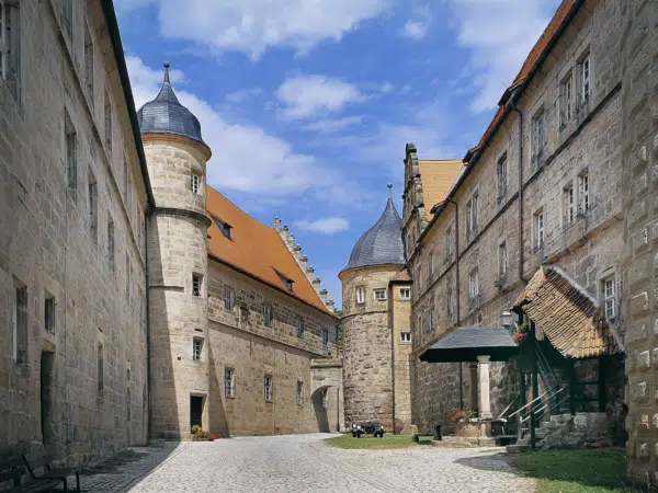 Ihr seht die Festung Rosenberg in Kronach mit Zugang zum JUFA Hotel im Sommer. JUFA Hotels bietet kinderfreundlichen und erlebnisreichen Urlaub für die ganze Familie.