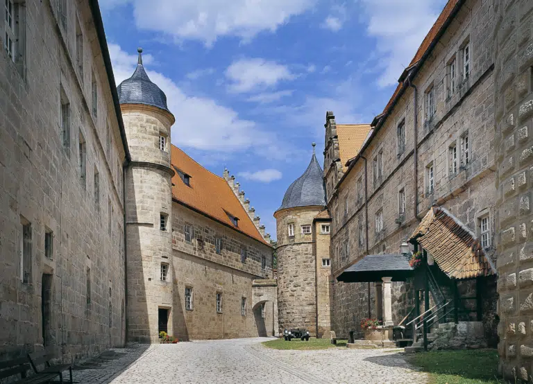 Ihr seht die Festung Rosenberg in Kronach mit Zugang zum JUFA Hotel im Sommer. JUFA Hotels bietet kinderfreundlichen und erlebnisreichen Urlaub für die ganze Familie.