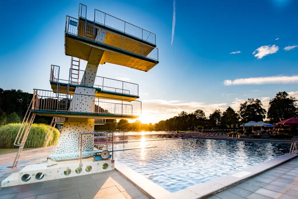 Sie sehen den Sprungturm des Freibades Fürstenfeld in der Nähe vom JUFA Hotel Fürstenfeld***s.