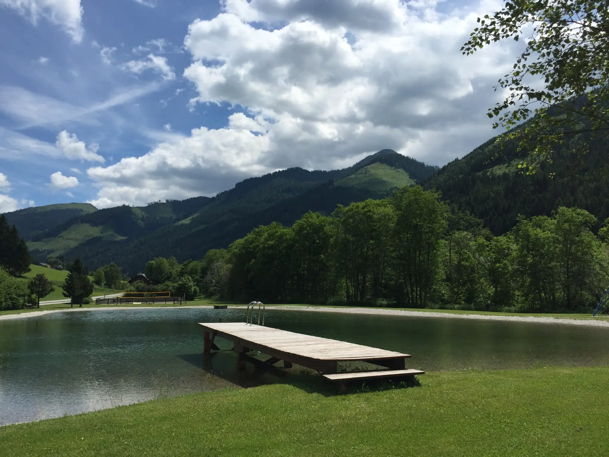 Freizeitanlage Grimming-Donnersbachwald mit Badesee und großer Liegewiese. JUFA Hotels bietet tollen Sommerurlaub an schönen Seen für die ganze Familie.