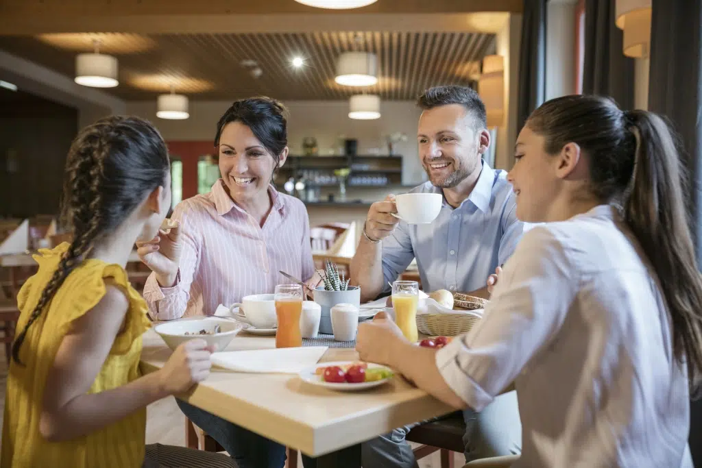 Ihr seht eine Familie beim Frühstück im Restaurant des JUFA Hotels Mariazell***. Der Ort für erholsamen Familienurlaub und einen unvergesslichen Winter- und Wanderurlaub.