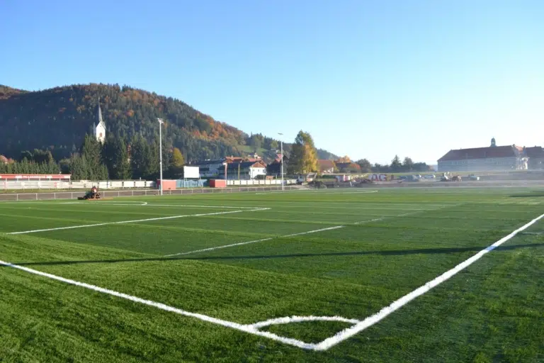 Fussballplatz mit Flutlichtanlage beim JUFA Hotel Maria Lankowitz. Der Ort für tollen Sommerurlaub an schönen Seen für die ganze Familie.