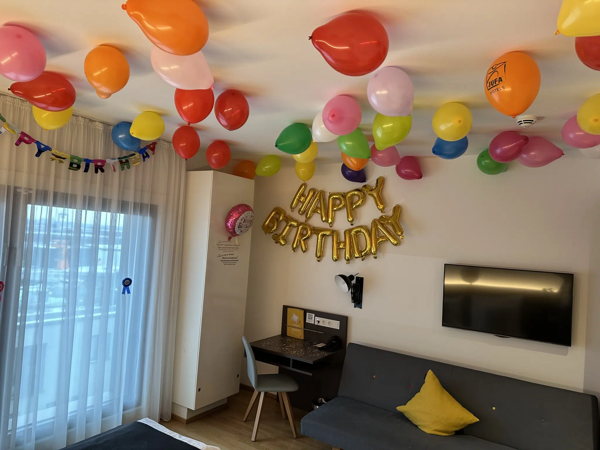 Ihr seht ein Beispielbild des Geburtstag-Treatments im JUFA Hotel Hamburg HafenCity**** mit Luftballons und Ballongirlanden.