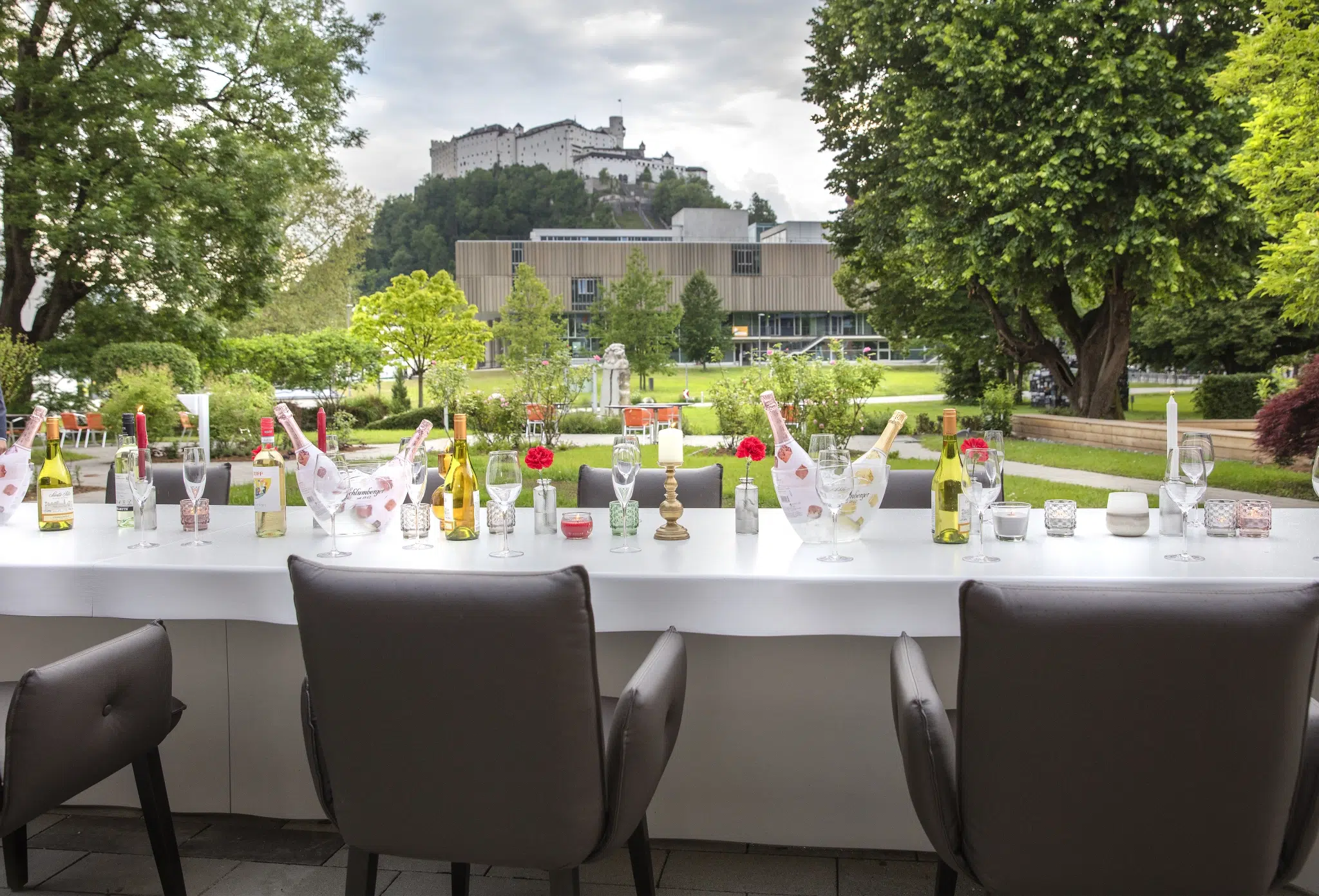 Ihr seht einen gedeckten Tisch auf der Terrasse im JUFA Hotel Salzburg City. Der Ort für erholsamen Familienurlaub und einen unvergesslichen Winter- und Wanderurlaub.