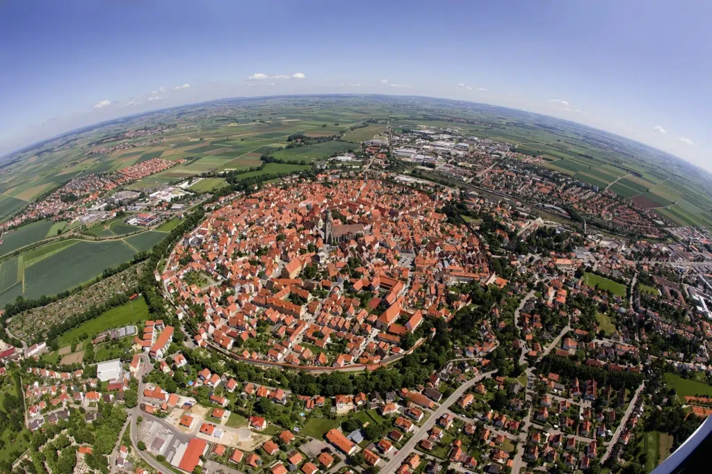 Ihr seht eine Luftaufnahme vom Geopark-Ries Nördlingen in der Nähe von JUFA Hotels. Der Ort für erholsamen Familienurlaub und einen unvergesslichen Winter- und Wanderurlaub.