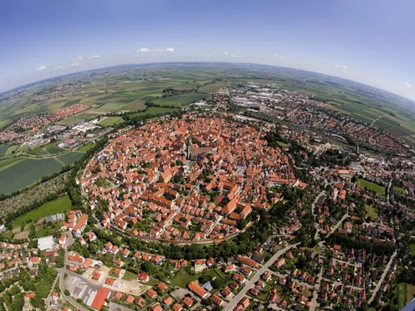 Ihr seht eine Luftaufnahme vom Geopark-Ries Nördlingen in der Nähe von JUFA Hotels. Der Ort für erholsamen Familienurlaub und einen unvergesslichen Winter- und Wanderurlaub.