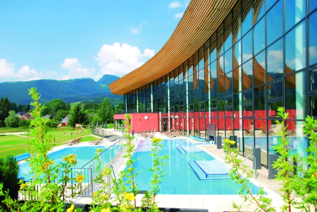 Außenbecken der Grimming Therme in Bad Mitterndorf im Salzkammergut im Sommer in der Nähe von JUFA Hotels. Der Ort für erholsamen Familienurlaub und einen unvergesslichen Winter- und Wanderurlaub.