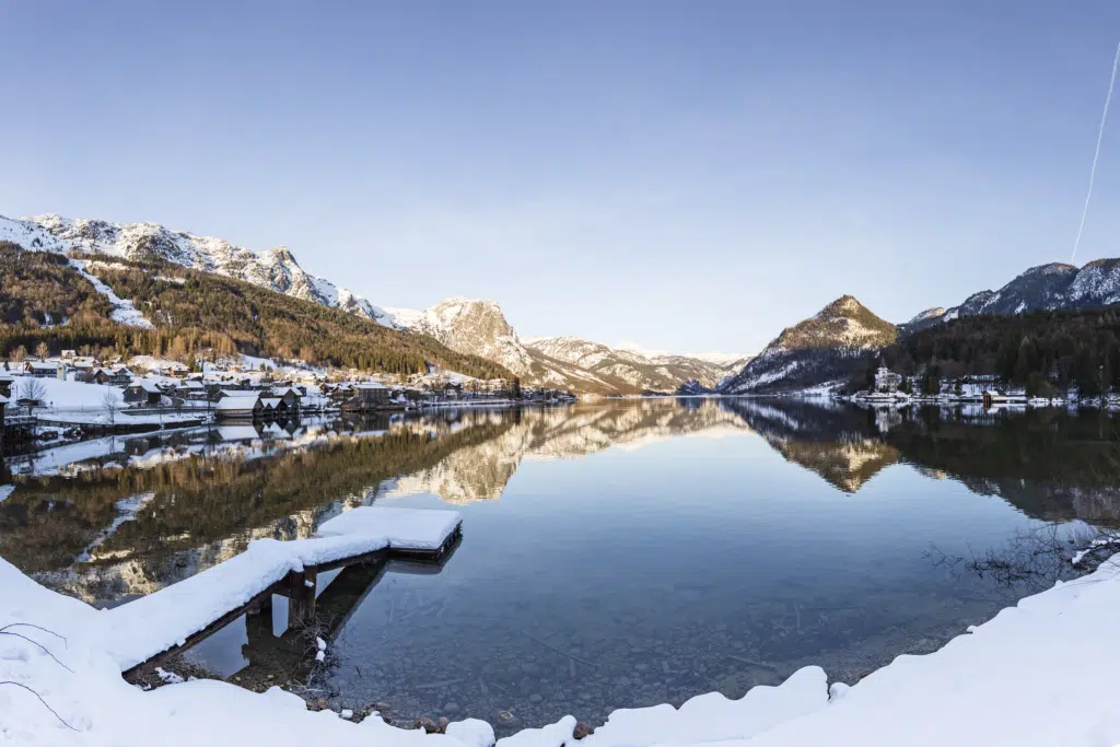 Ihr seht den Grundlsee mit schönem Bergpanorama im Winter. JUFA Hotels bietet erholsamen Familienurlaub und einen unvergesslichen Winterurlaub