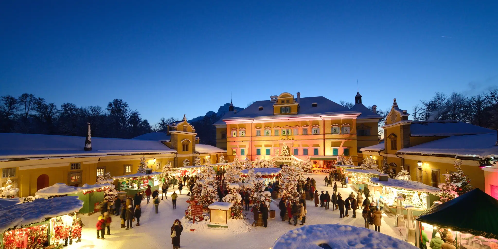 Ihr seht den Adventmarkt im Schloss Hellbrunn bei Salzburg.