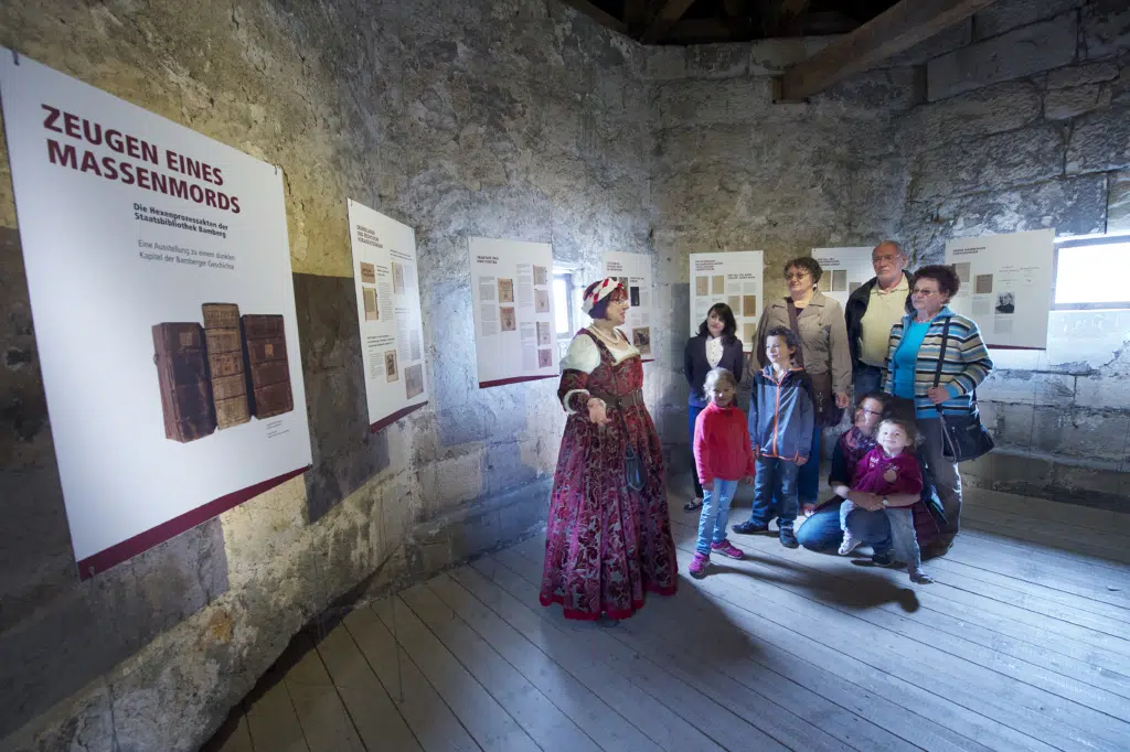 Ihr seht eine historische Stadtführung in der Festung Rosenberg. JUFA Hotels bietet kinderfreundlichen und erlebnisreichen Urlaub für die ganze Familie.