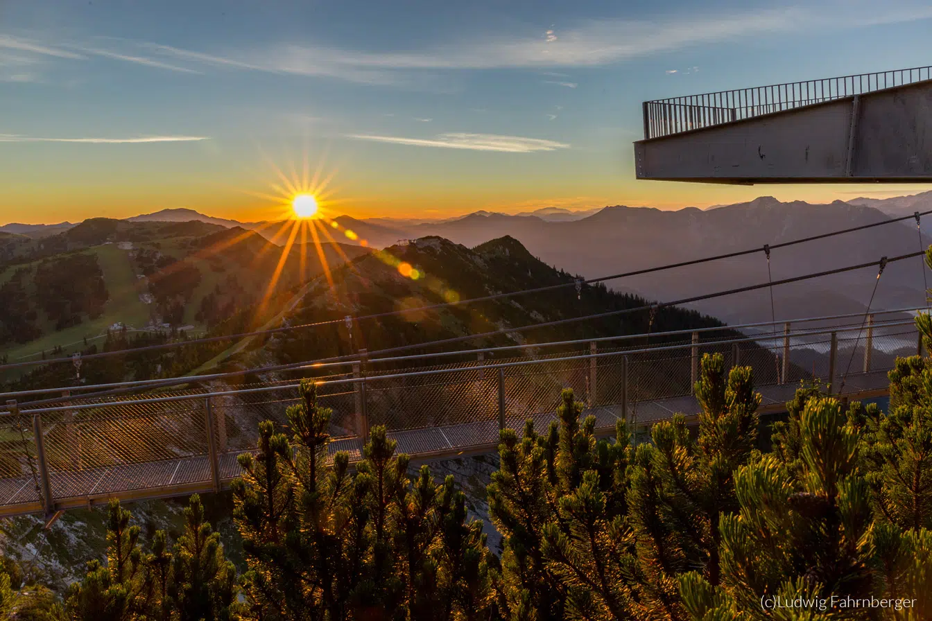 Sie sehen den Ausblick von Hochkar und einen Sonnenaufgang. JUFA Hotels bietet erholsamen Familienurlaub und einen unvergesslichen Winter- und Wanderurlaub.