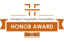 Ihr seht das Logo von der Friedrich Hospitality Foundation Honor Award in Bronze.