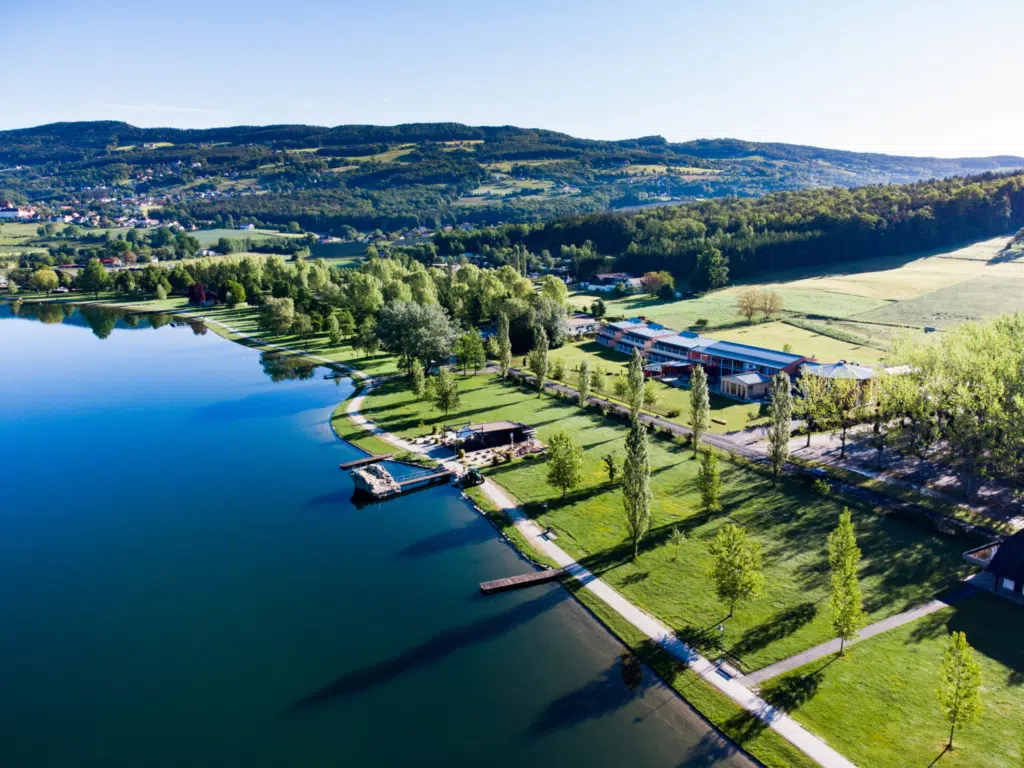 Blick auf das JUFA Hotel Stubenbergsee*** von oben.