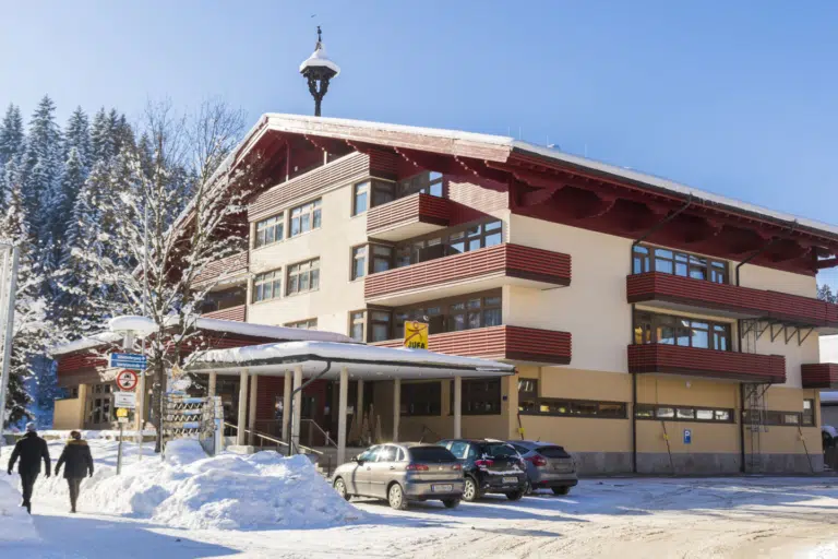 Ihr seht die Außenansicht vom JUFA Hotel Altenmarkt*** im Winter.