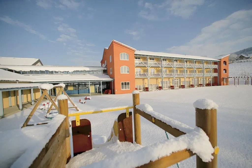 Ihr seht das JUFA Hotel Vulkanland im Winter von außen