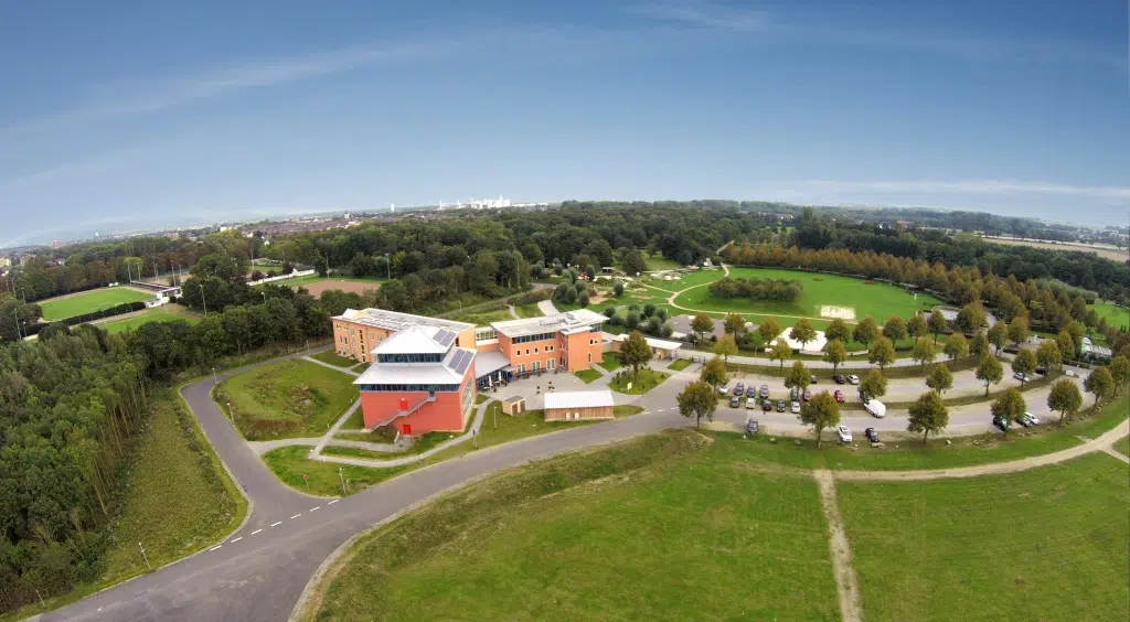 Ihr seht eine Außenansicht mit Vogelperspektive im Sommer vom JUFA Hotel Jülich***s. Der Ort für kinderfreundlichen und erlebnisreichen Urlaub für die ganze Familie.