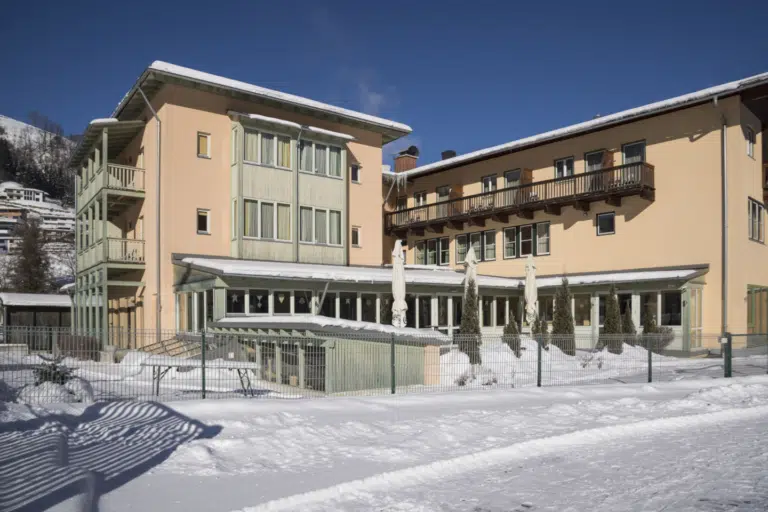 Ihr seht das JUFA Hotel Kaprun von außen im Winter.