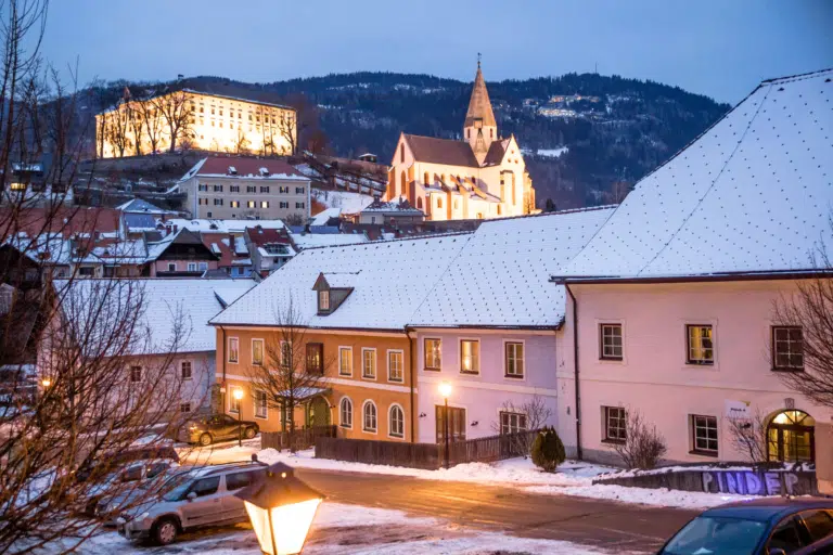 Ihr seht eine Außenansicht vom JUFA Hotel Murau mit Hoteleingang im Winter. JUFA Hotels bietet erholsamen Familienurlaub und einen unvergesslichen Winterurlaub.