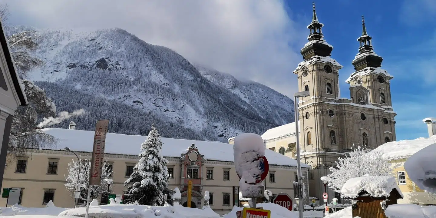 Ihr seht eine Außenansicht vom JUFA Hotel Spital am Pyhrn*** mit Schnee im Winter.