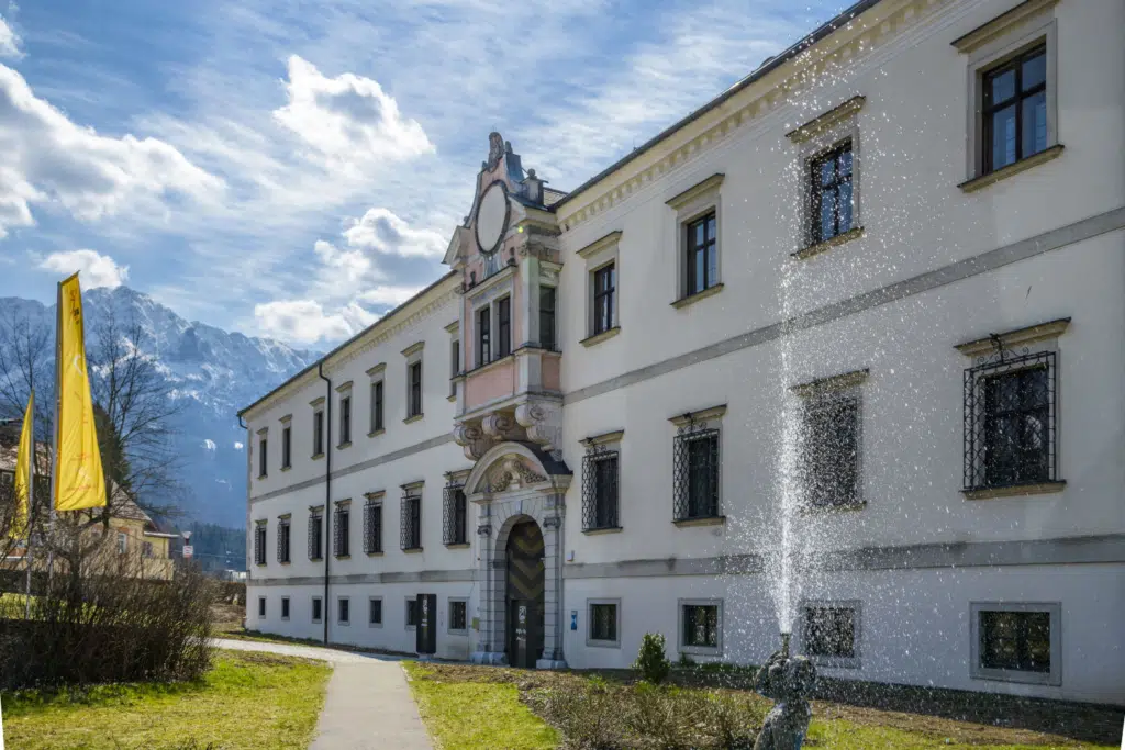 Seitliche Hotelansicht im Sommer vom JUFA Hotel Pyhrn-Priel. Der Ort für erfolgreiche und kreative Seminare in abwechslungsreichen Regionen.