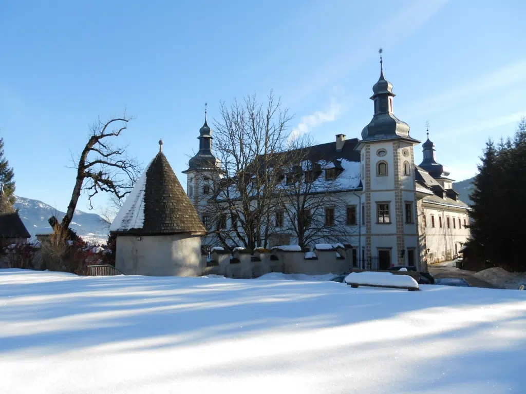 Außenansicht mit Turm im Winter vom JUFA Hotel Schloss Röthelstein. Der Ort für märchenhafte Hochzeiten und erfolgreiche und kreative Seminare.