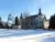 Außenansicht mit Turm im Winter vom JUFA Hotel Schloss Röthelstein. Der Ort für märchenhafte Hochzeiten und erfolgreiche und kreative Seminare.