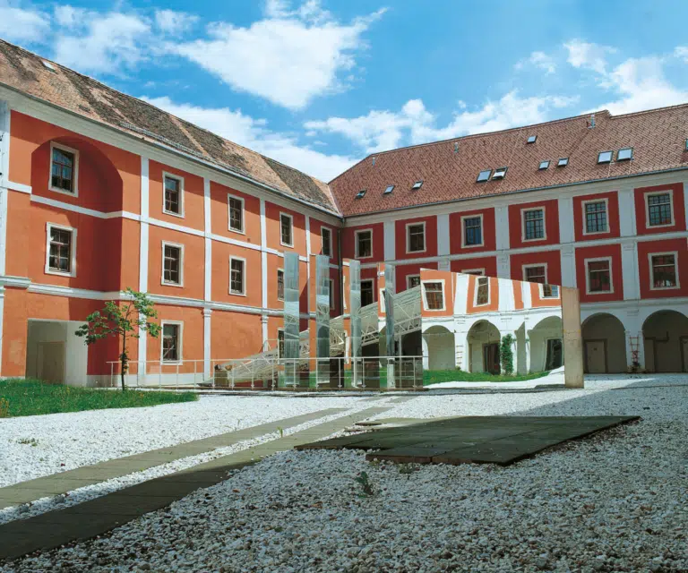 Außenansicht mit Innenhof im Sommer vom JUFA Hotel Judenburg. Der Ort für erfolgreiche und kreative Seminare in abwechslungsreichen Regionen.