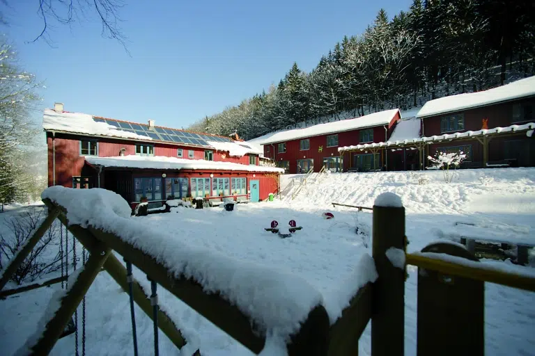 Aussenansicht im Winter vom JUFA Natur-Hotel Bruck. Der Ort für erfolgreiche und kreative Seminare in abwechslungsreichen Regionen.