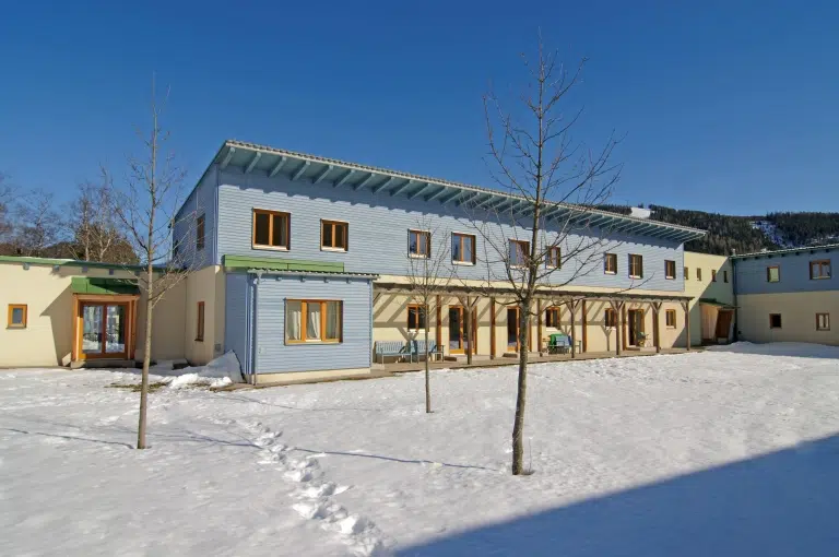 Ihr seht die Außenansicht im Winter vom JUFA Hotel Erlaufsee***. Der Ort für erfolgreiches Training in ungezwungener Atmosphäre für Vereine und Teams.