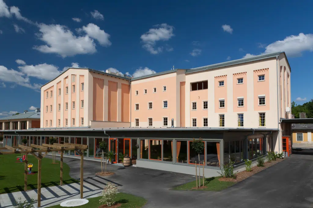 Aussenansicht vom JUFA Weinviertel - Hotel in der Eselsmühle bei Tag bei blauem Himmel. Der Ort für erfolgreiche und kreative Seminare in abwechslungsreichen Regionen.