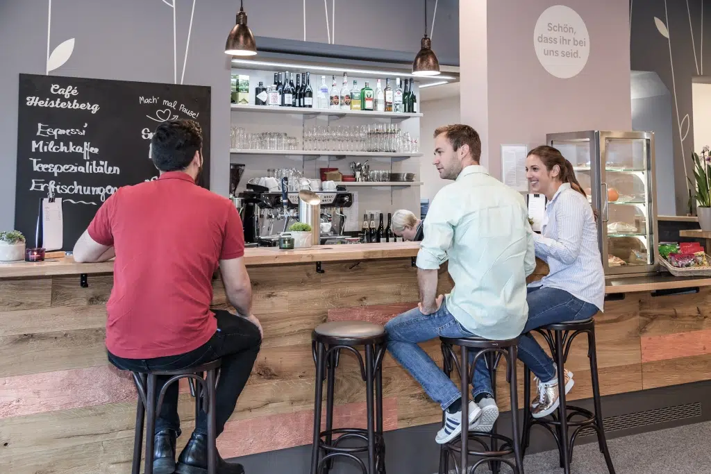 Ihr seht die Hotelbar im JUFA Hotel Königswinter**** mit Barhockern. JUFA Hotels bietet erlebnisreichen Städtetrip für die ganze Familie und den idealen Platz für Ihr Seminar.