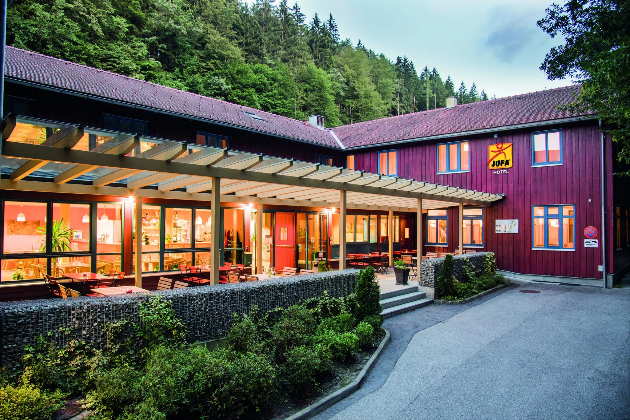 Sie sehen die Terrasse vor dem Hoteleingang vom JUFA Natur-Hotel Bruck. Der Ort für erfolgreiche und kreative Seminare in abwechslungsreichen Regionen.