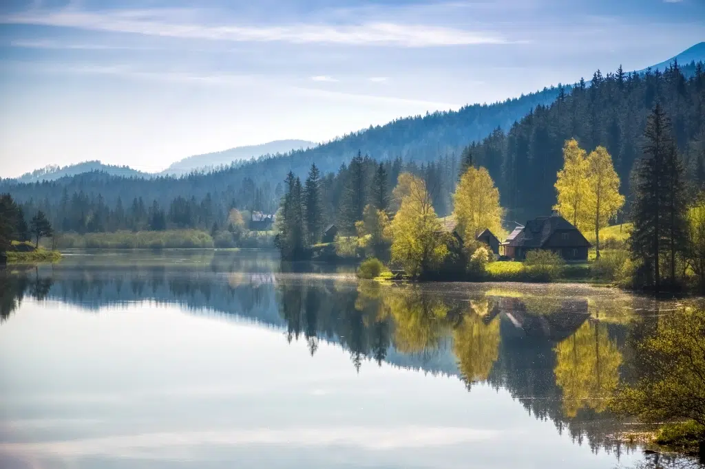 Ihr seht den Hubertussee bei Mariazell in der Nähe vom JUFA Hotel Erlaufsee*** und JUFA Hotel Mariazell***. Der Ort für kinderfreundlichen und erlebnisreichen Urlaub für die ganze Familie.