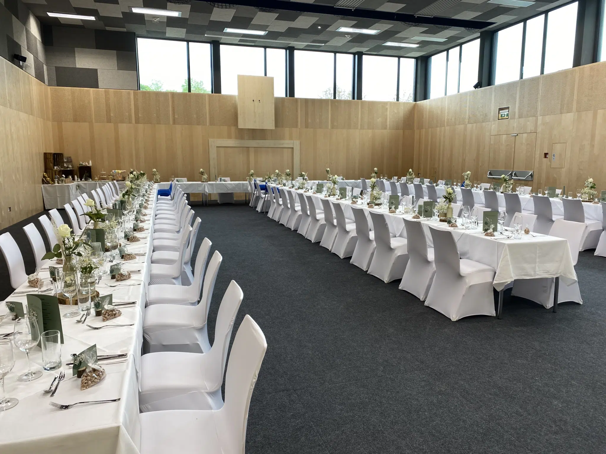 Ihr seht eine Tafel in der All in One Eventhalle im JUFA Hotel Lipizzanerheimat in Maria Lankowitz.