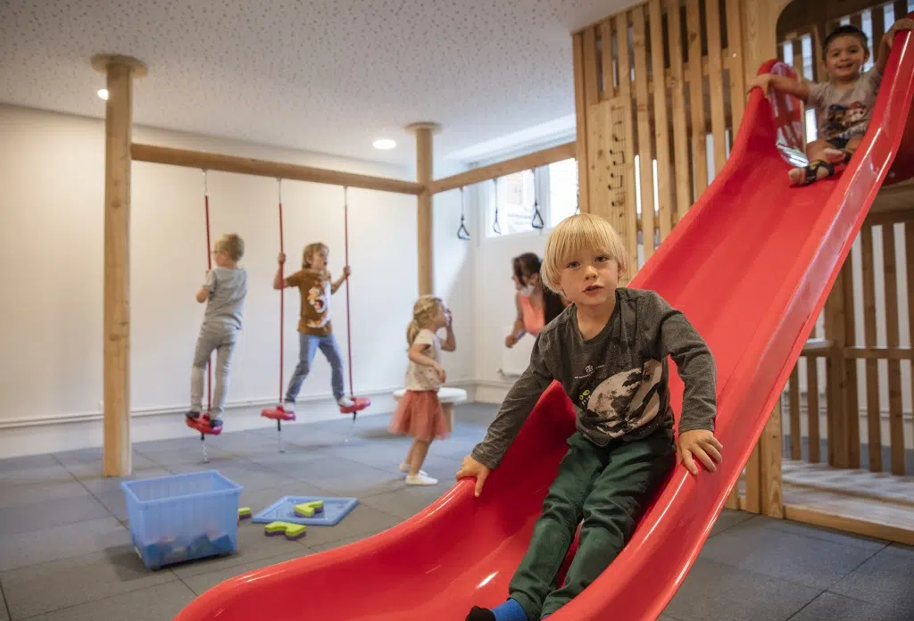 Ihr seht einen Indoorspielbereich mit Rutsche im JUFA Hotel Salzburg City. Der Ort für erholsamen Familienurlaub und einen unvergesslichen Winter- und Wanderurlaub.