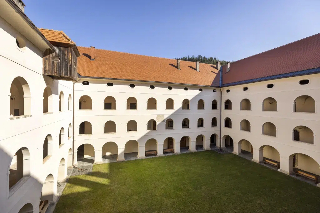 Ihr seht einen Blick auf den Innenhof im JUFA Hotel Stift Gurk. Der Ort für erholsamen Familienurlaub und einen unvergesslichen Winter- und Wanderurlaub.