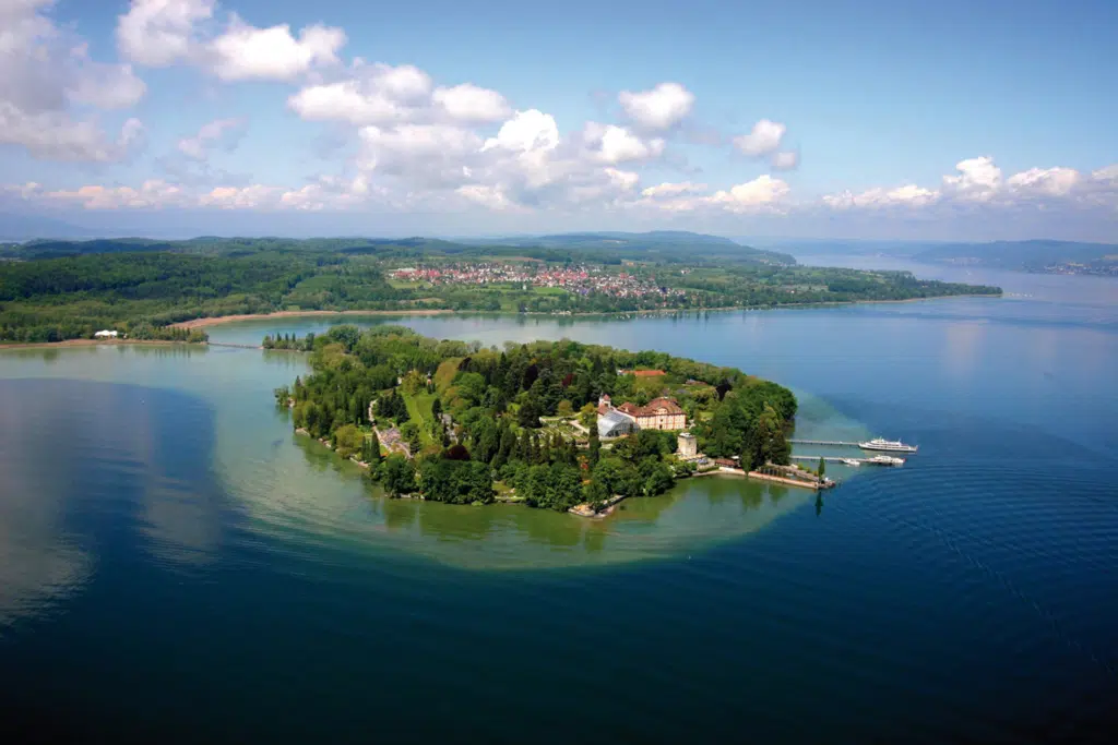 Ihr seht die Vogelperspektive von der Insel Mainau am Bodensee mit Landschaft im Sommer in Deutschland. JUFA Hotels bietet Ihnen den Ort für erlebnisreichen Natururlaub für die ganze Familie.