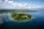 Ihr seht die Vogelperspektive von der Insel Mainau am Bodensee mit Landschaft im Sommer in Deutschland. JUFA Hotels bietet Ihnen den Ort für erlebnisreichen Natururlaub für die ganze Familie.