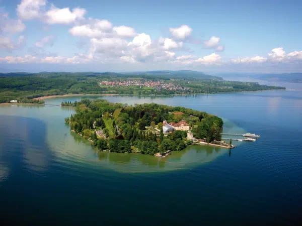 Ihr seht die Vogelperspektive von der Insel Mainau am Bodensee mit Landschaft im Sommer in Deutschland. JUFA Hotels bietet Ihnen den Ort für erlebnisreichen Natururlaub für die ganze Familie.