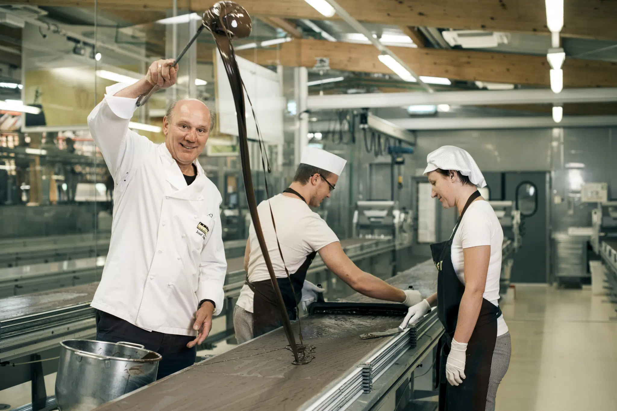 Josef Zotter bei der Produktion in der Zotter Schokoladen Manufaktur in Riegersburg in der Steiermark. JUFA Hotels bieten erholsamen Familienurlaub und einen unvergesslichen Winter- und Wanderurlaub.