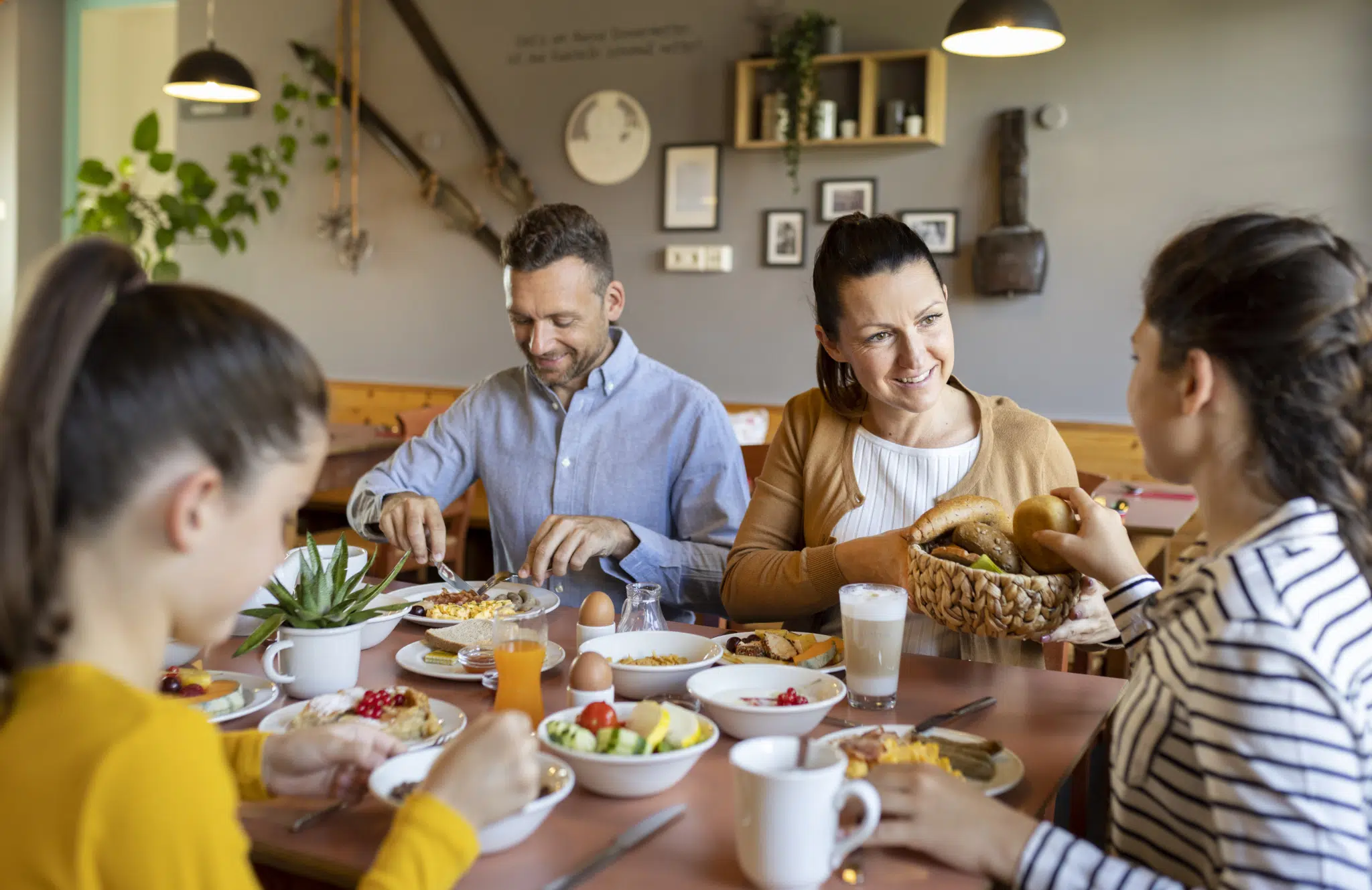 Ihr seht eine Familie beim Frühstück. Das JUFA Hotel Eisenerz ist der ideale Ausgangspunkt für Ihren Wander- und Winterurlaub