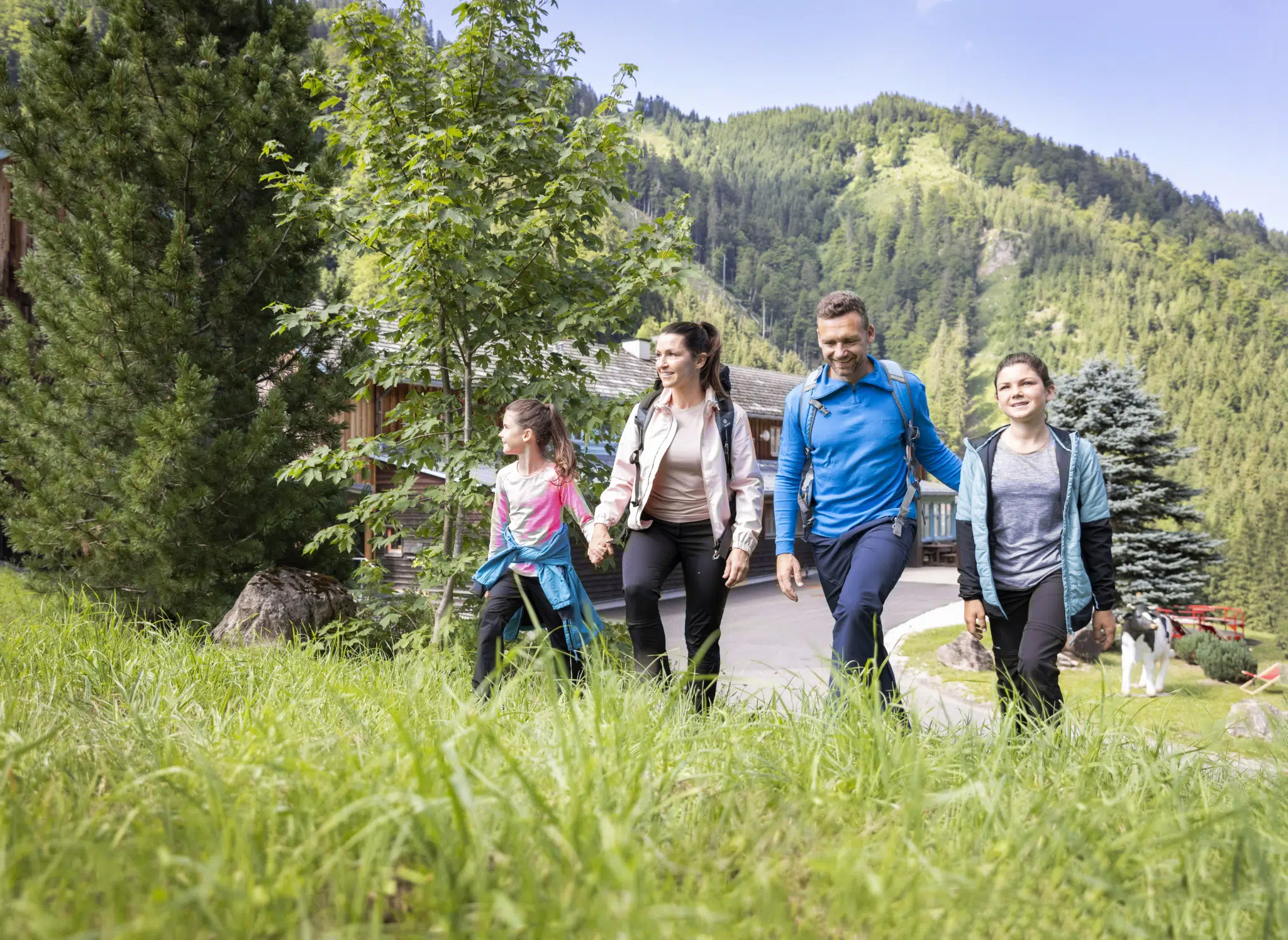 Ihr seht eine Familie beim Wandern in der Eisenerzer Ramsau. Das JUFA Hotel Eisenerz ist der ideale Ausgangspunkt für Ihren Wander- und Winterurlaub