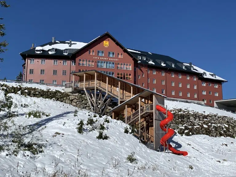 Ihr seht die Hausansicht vom JUFA Hotel Hochkar im Winter. JUFA Hotels bietet erholsamen Familienurlaub und einen unvergesslichen Winterurlaub.